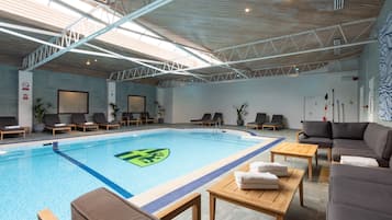 Indendørs pool, åben fra kl. 07.30 til kl. 20.00, liggestole