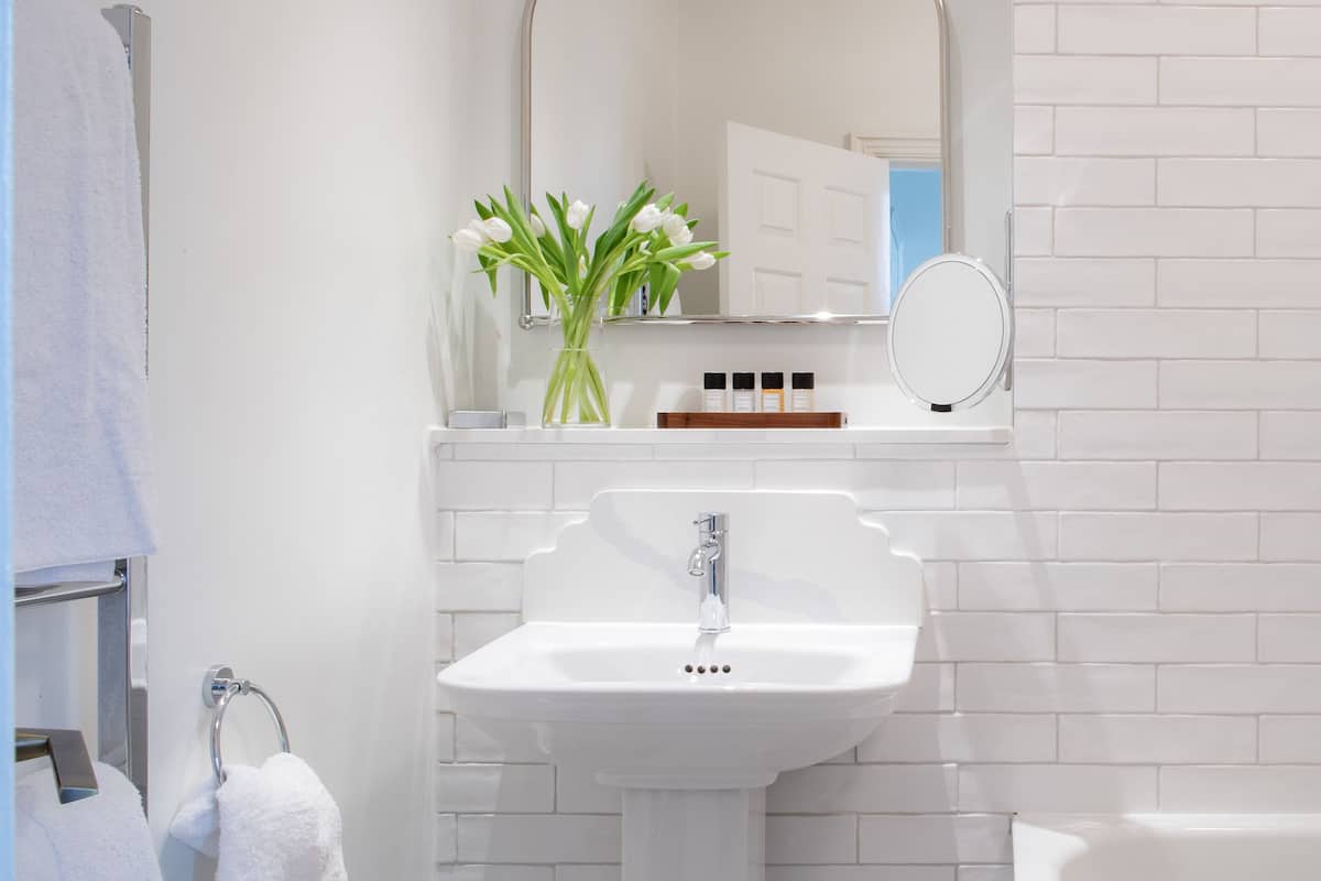 cosy double | bathroom | combined shower/bathtub, designer toiletries, hair dryer, bathrobes