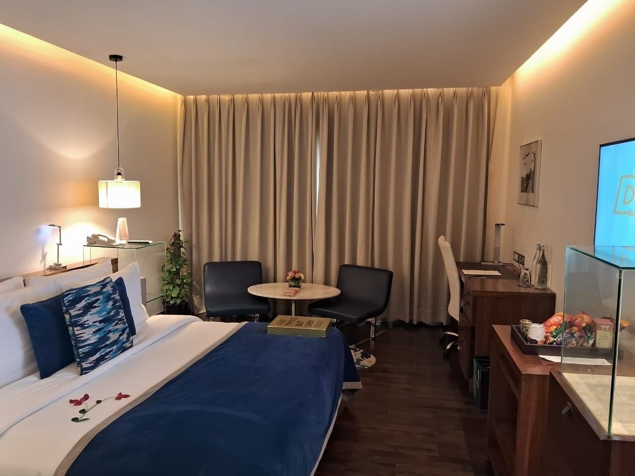 Ropa de cama de alta calidad, colchones con efecto memoria y minibar 