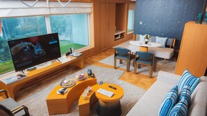 Sengetøy av topp kvalitet, memory foam-senger, minibar og safe på rommet