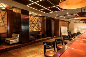 2 bars/lounges, cocktail bar