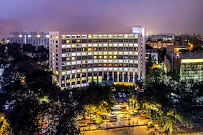 Fachada da propriedade à noite