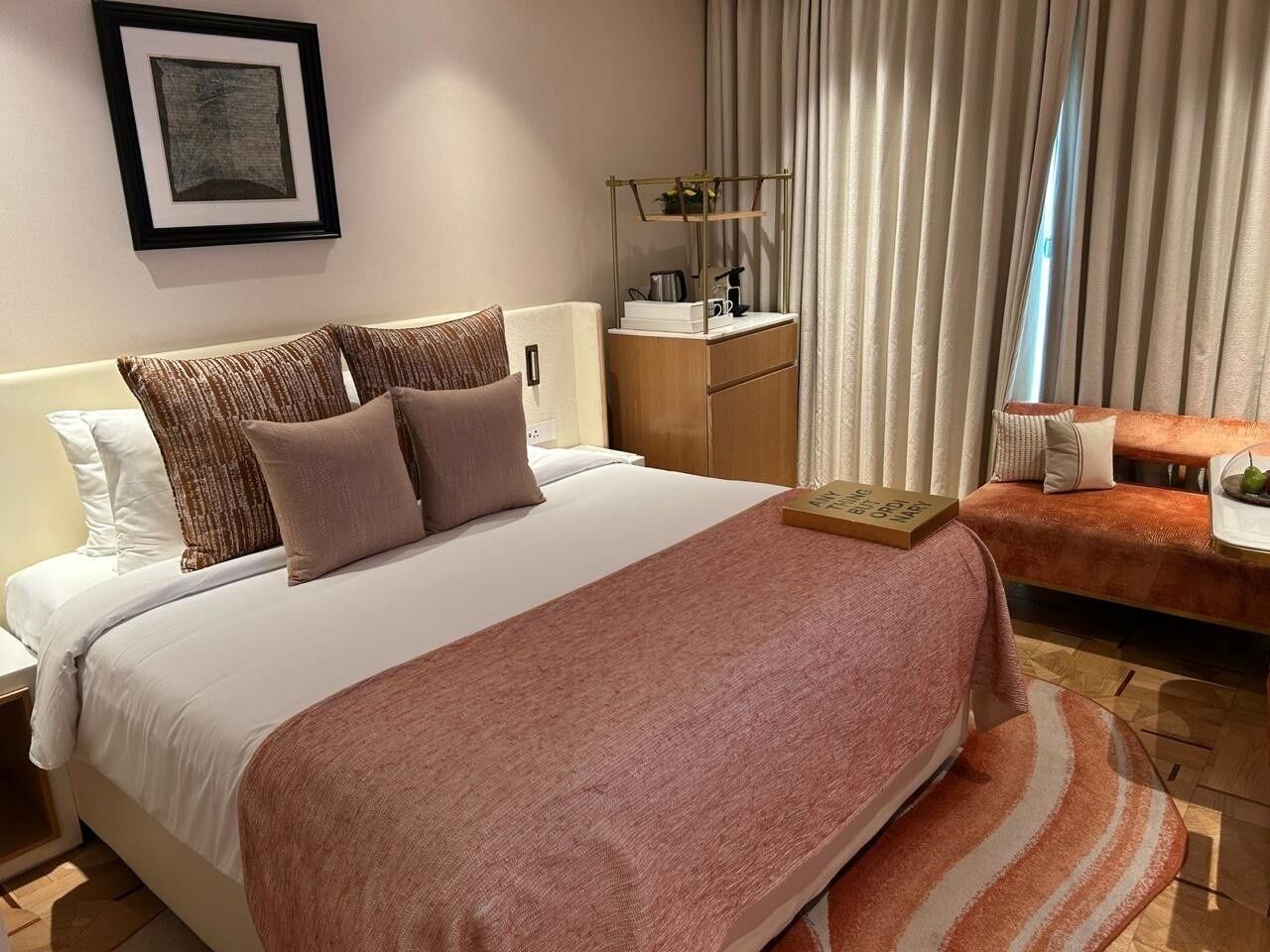 Ropa de cama de alta calidad, colchones con efecto memoria y minibar 