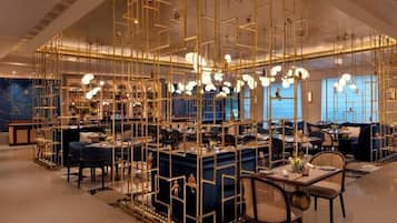 2 restaurants; breakfast, lunch, and dinner served