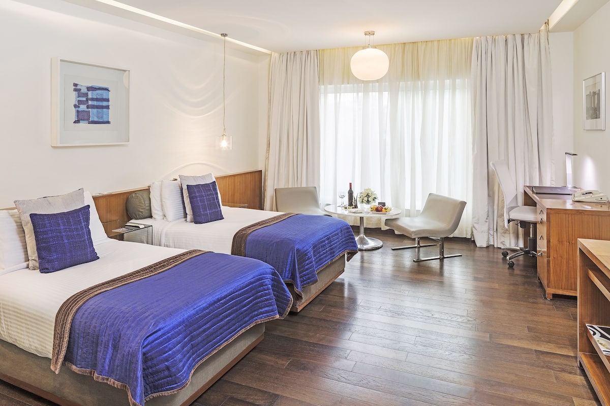 1 Schlafzimmer, hochwertige Bettwaren, Betten mit Memory-Foam-Matratzen