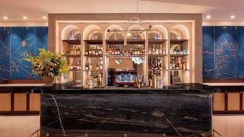 2 restaurants; breakfast, lunch and dinner served