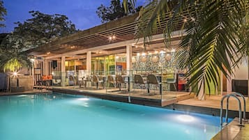 Poolside bar