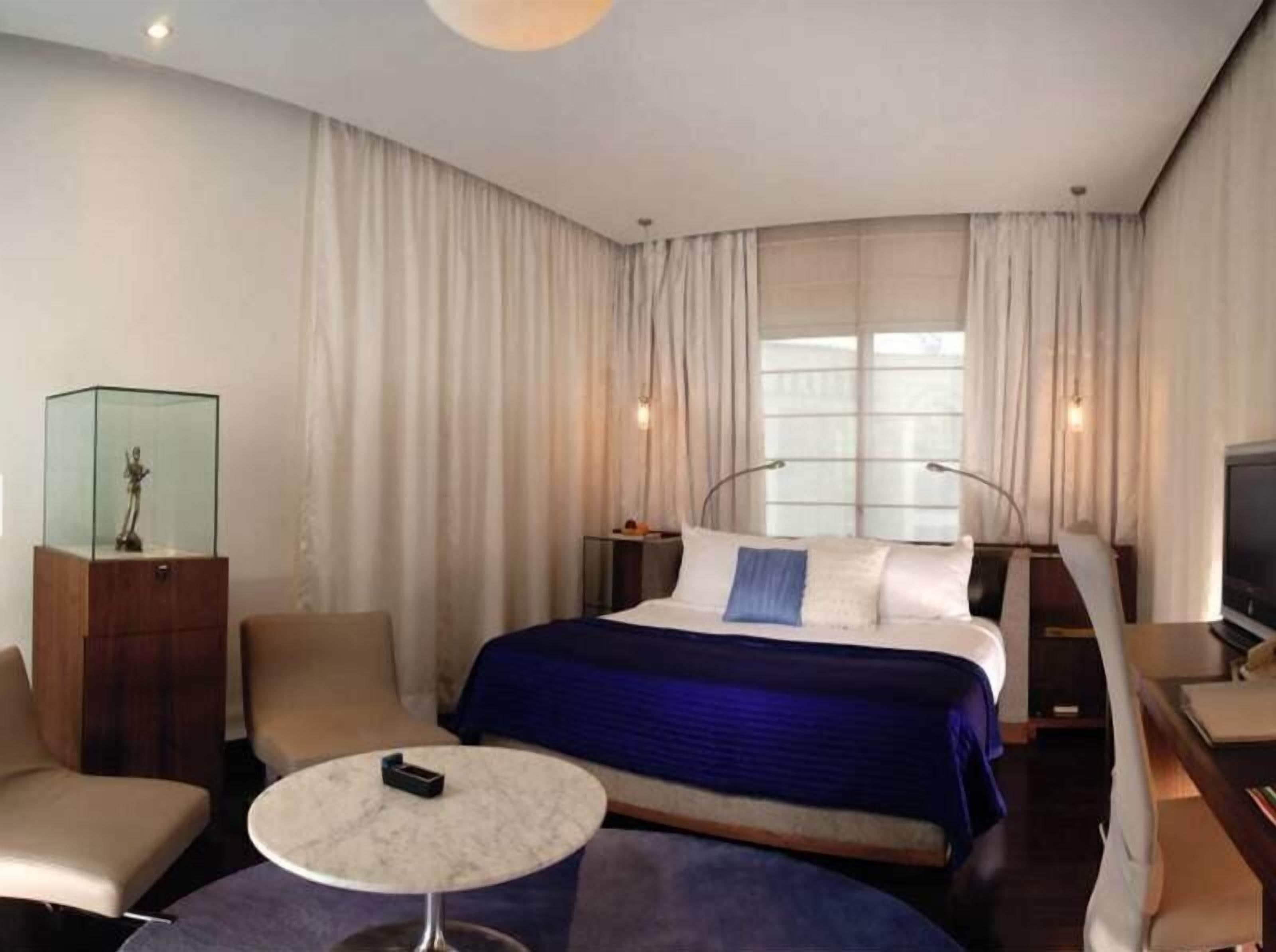 Hochwertige Bettwaren, Betten mit Memory-Foam-Matratzen, Minibar
