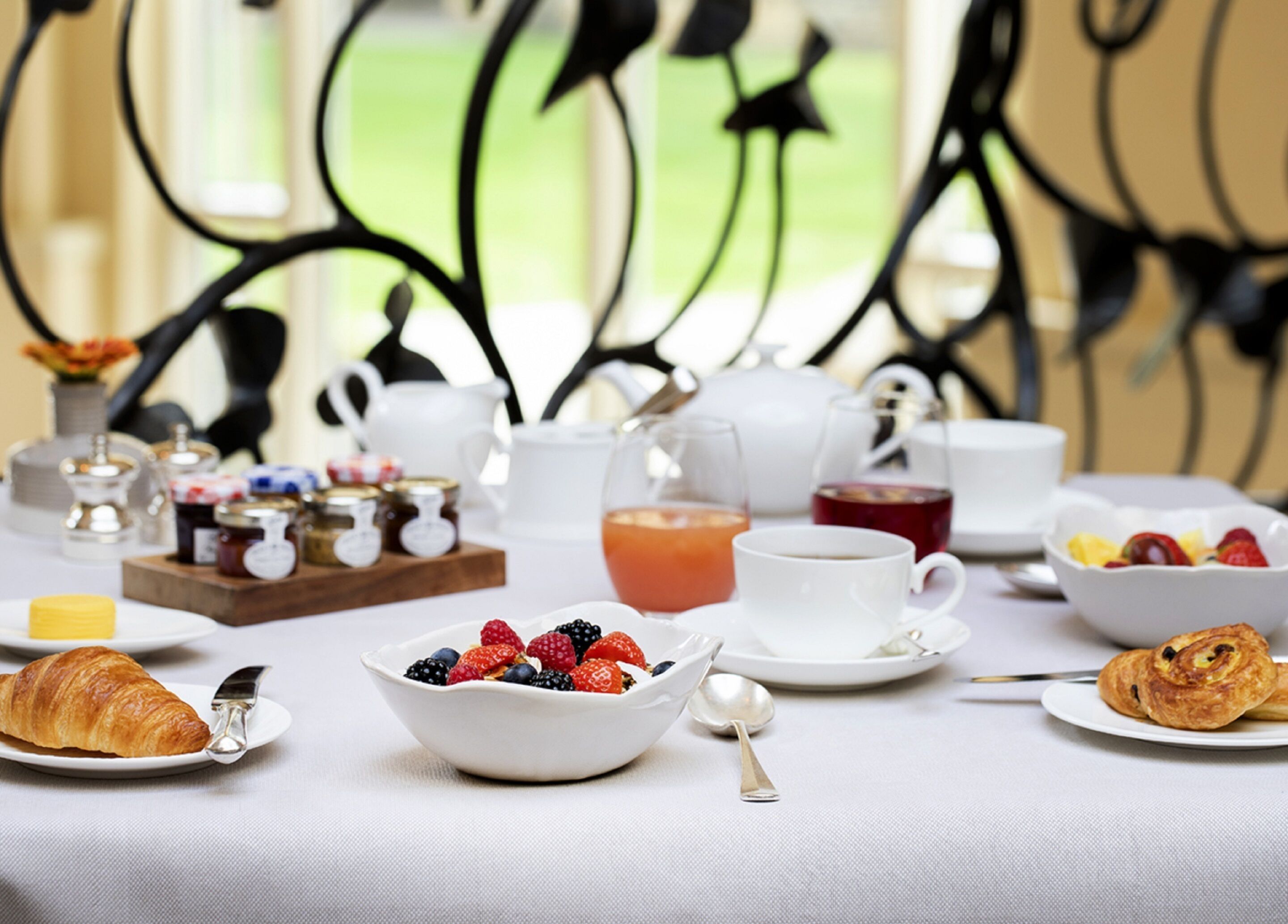 daily cooked-to-order breakfast (gbp 18.95 per person)