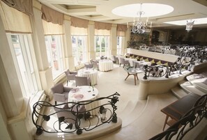 2 restaurants, lunch served