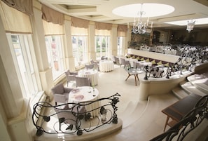 2 restaurants, lunch served