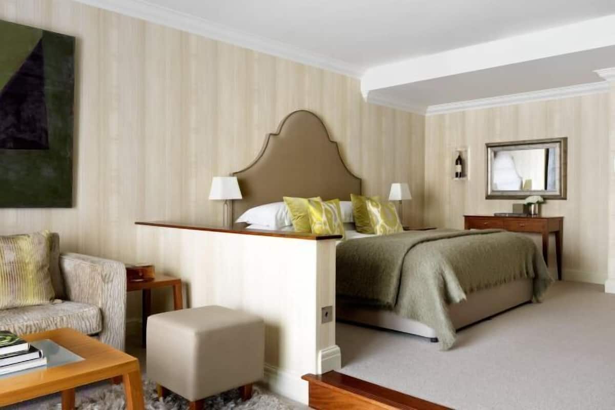 Egyptian cotton sheets, premium bedding, in-room safe, desk