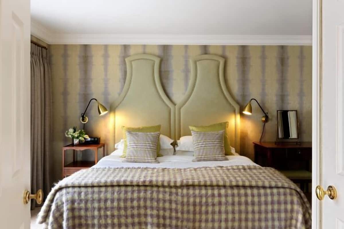 Egyptian cotton sheets, premium bedding, in-room safe, desk