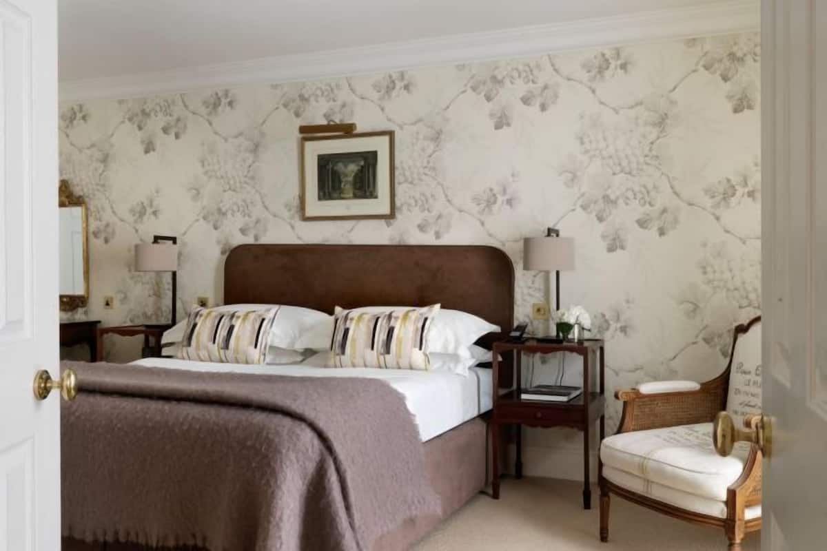 Egyptian cotton sheets, premium bedding, in-room safe, desk