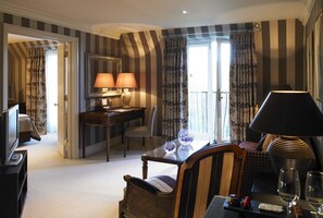 Deluxe Suite | 1 bedroom, Egyptian cotton sheets, premium bedding, in-room safe
