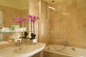 Suite | Bathroom | Free toiletries, bathrobes - Château de Divonne (Divonne-les-Bains)