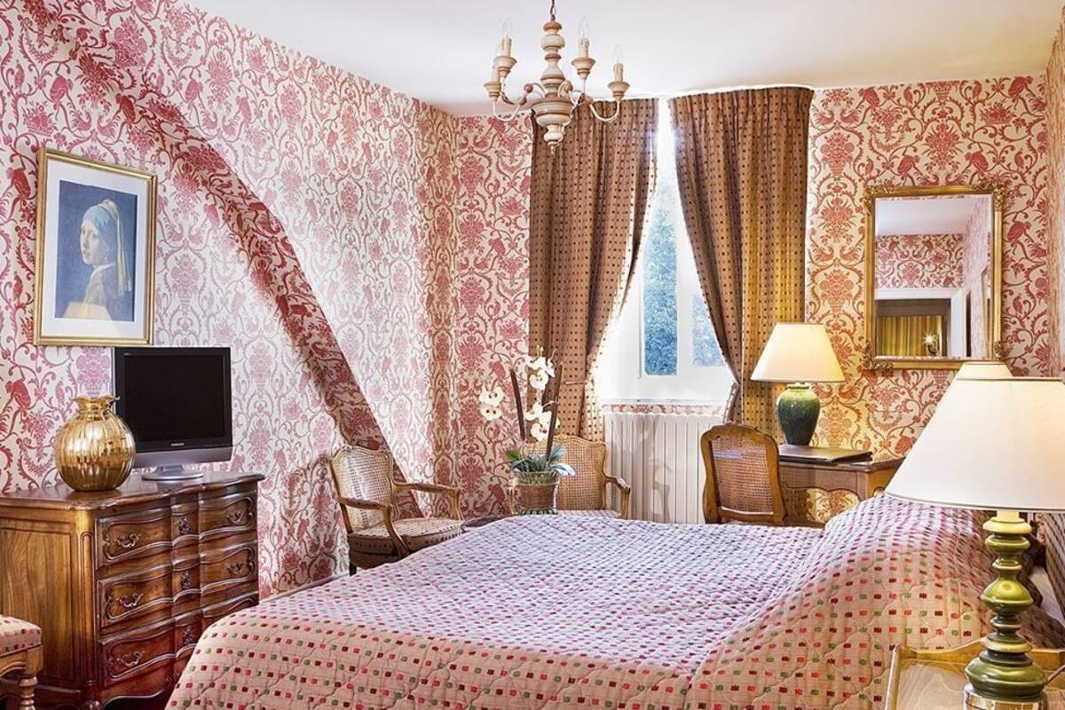 Traditional Double Room, Garden View | Minibar, in-room safe, desk, iron/ironing board (on request)