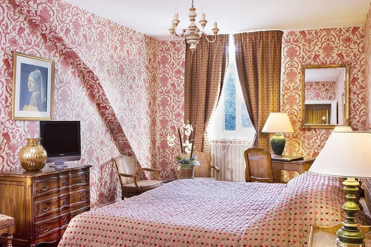 Traditional Double Room, Garden View | Minibar, in-room safe, desk, iron/ironing board