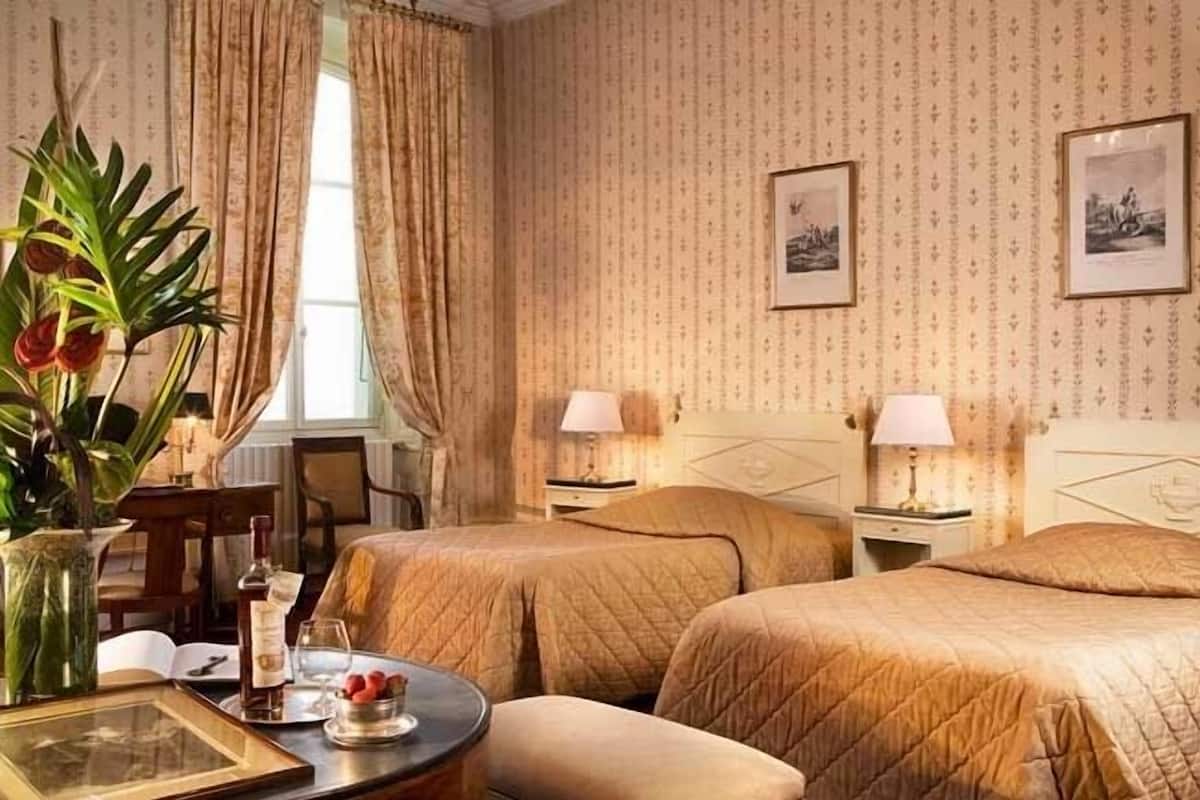 Deluxe Double Room | Minibar, in-room safe, desk, iron/ironing board