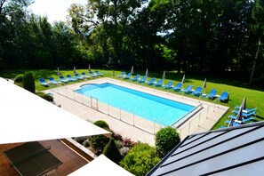 Outdoor pool, pool umbrellas, sun loungers