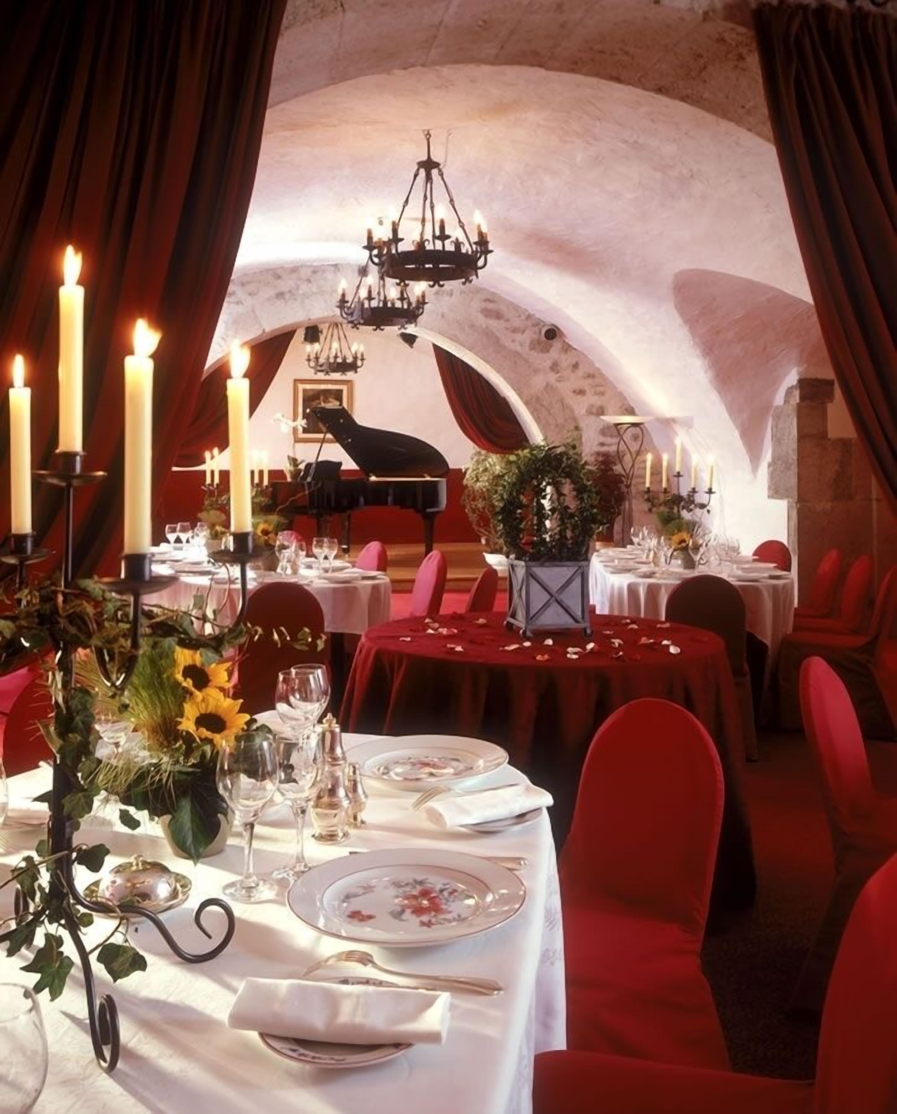 Petit déjeuner, déjeuner et dîner servis sur place