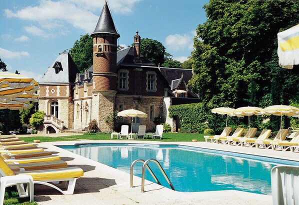 Piscine extérieure, parasols de plage, chaises longues