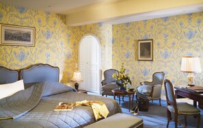 Deluxe Room (in the castle or pavilions) | Premium bedding, minibar, in-room safe, individually decorated - Chateau d'Esclimont (Bleury-Saint-Symphorien)