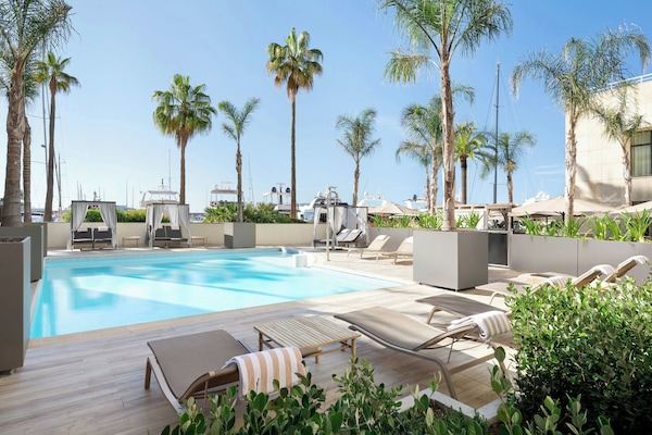 Seasonal outdoor pool, pool umbrellas, sun loungers