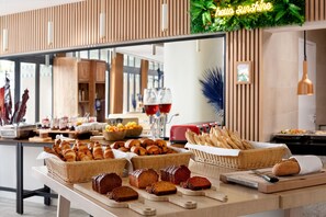 Daily buffet breakfast for a fee - Riviera Marriott La Porte de Monaco (Cap d'Ail)
