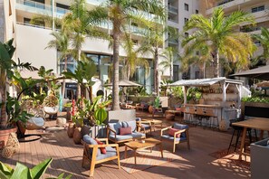 Breakfast, lunch, dinner served; Mediterranean cuisine, pool views  - Riviera Marriott La Porte de Monaco (Cap d'Ail)