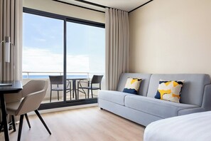 أغطية فراش متميزة وخزنة داخل الغرفة ومساحة عمل للكمبيوتر المحمول