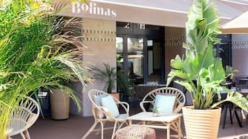 Petit déjeuner, déjeuner et dßner servis sur place, vue sur la piscine