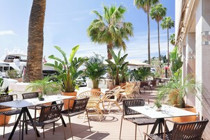 Se sirven desayunos y almuerzos; cocina mediterránea; junto a la piscina