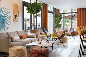 Se sirven desayunos y almuerzos; cocina mediterránea; junto a la piscina