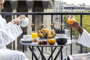Suite (Parisienne Triple) | In-room dining