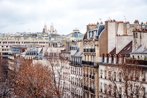 Appartement Duplex, 1 grand lit, terrasse (View of Sacre Coeur) | Minibar, coffres-forts dans les chambres, bureau, chambres insonorisées