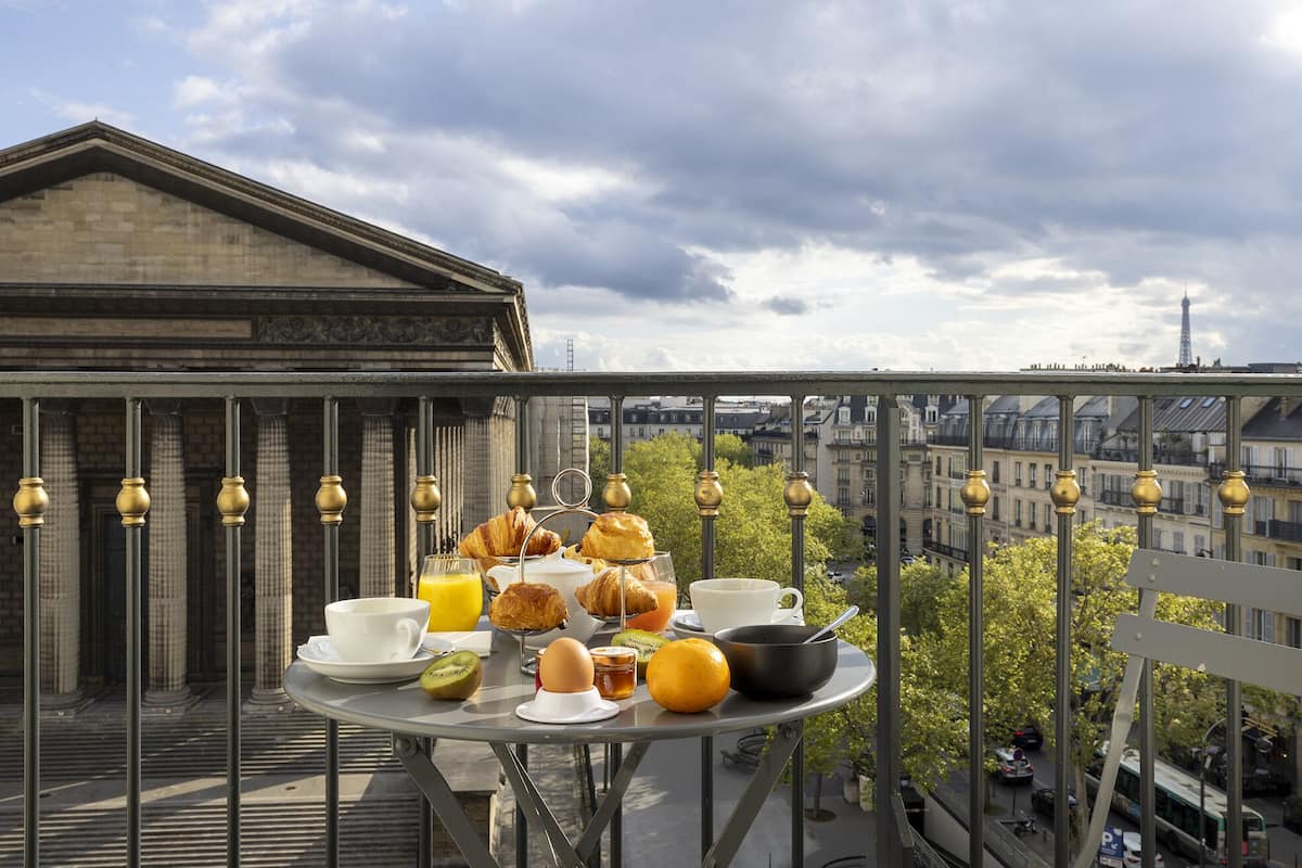 Suite (Parisienne Triple) | In-room dining