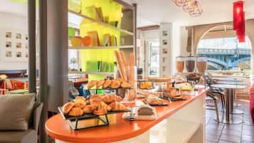 Se ofrece un desayuno bufé entre semana (12 EUR por persona)