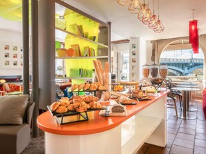 Buffet breakfast on weekdays (EUR 12 per person) - ibis Styles Bayonne Centre Gare (Bayonne)