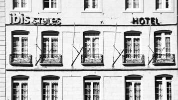 Un edificio con varias ventanas, algunas con la leyenda "bistros" y "hotel".
