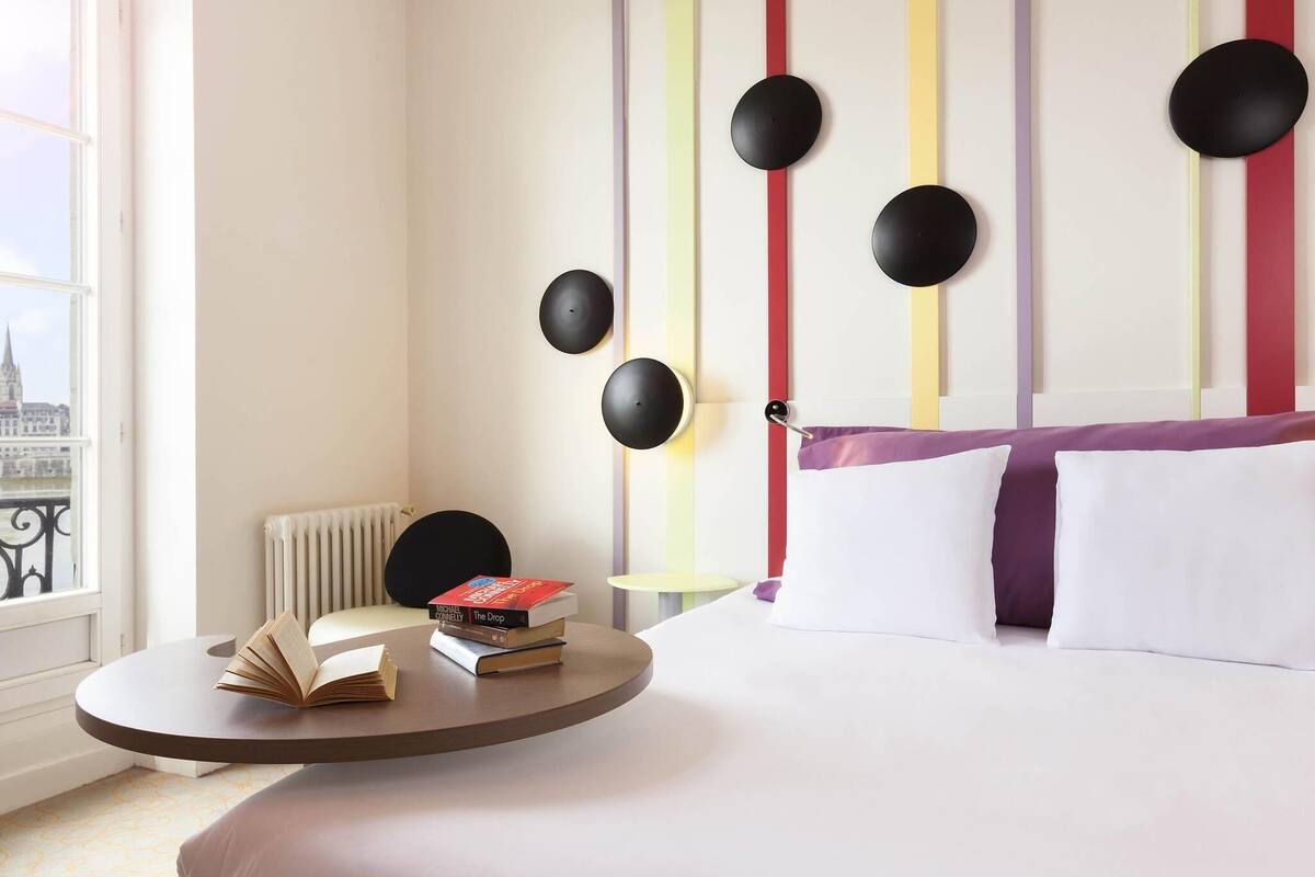 laptop workspace, blackout curtains, soundproofing, free wifi