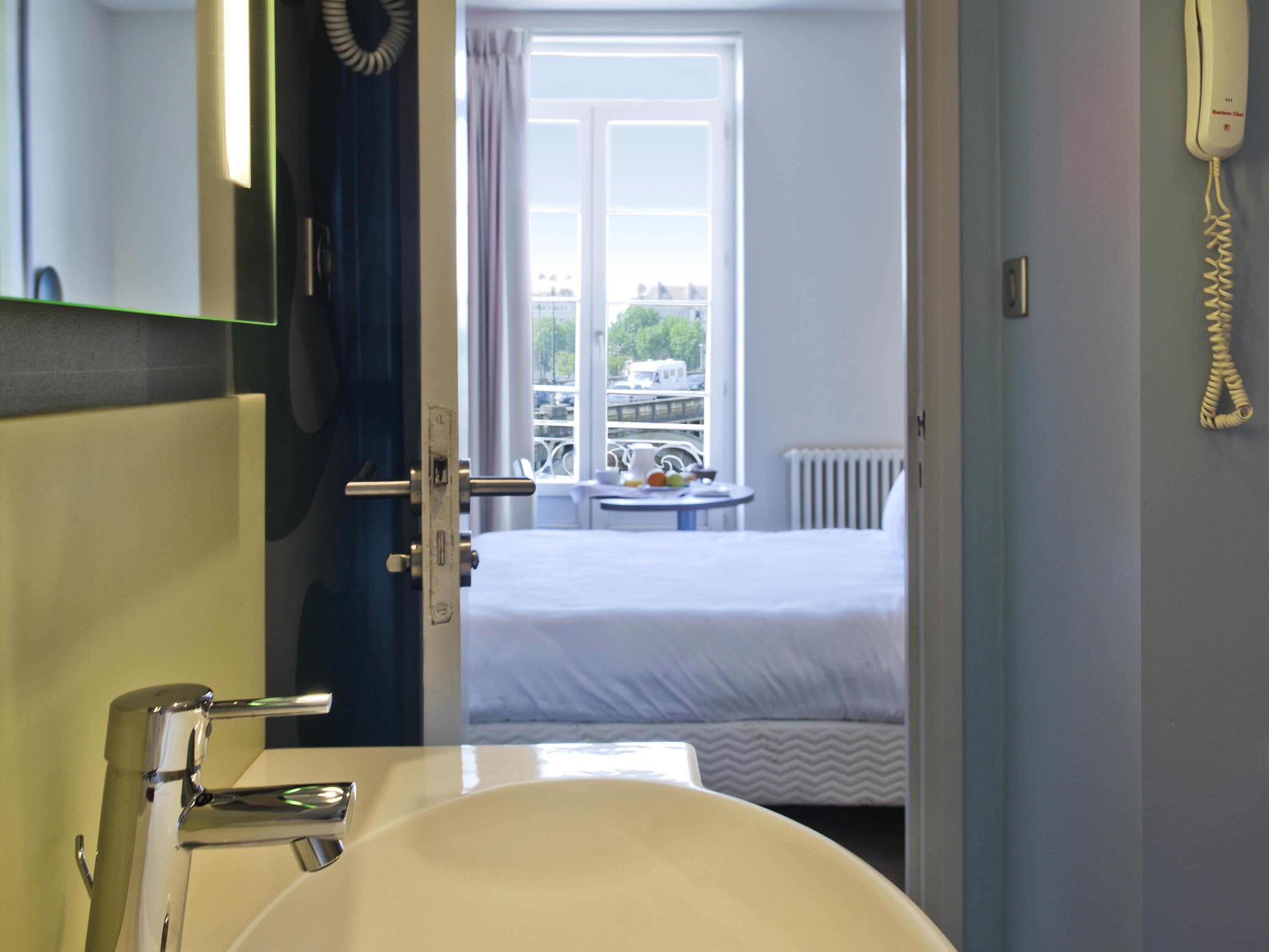 laptop workspace, blackout curtains, soundproofing, free wifi