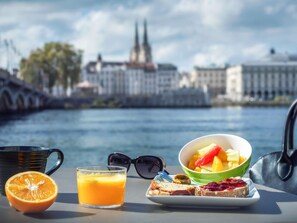 อาหารเช้าแบบบุฟเฟ่ต์ในวันธรรมดา (EUR 12 ต่อคน)