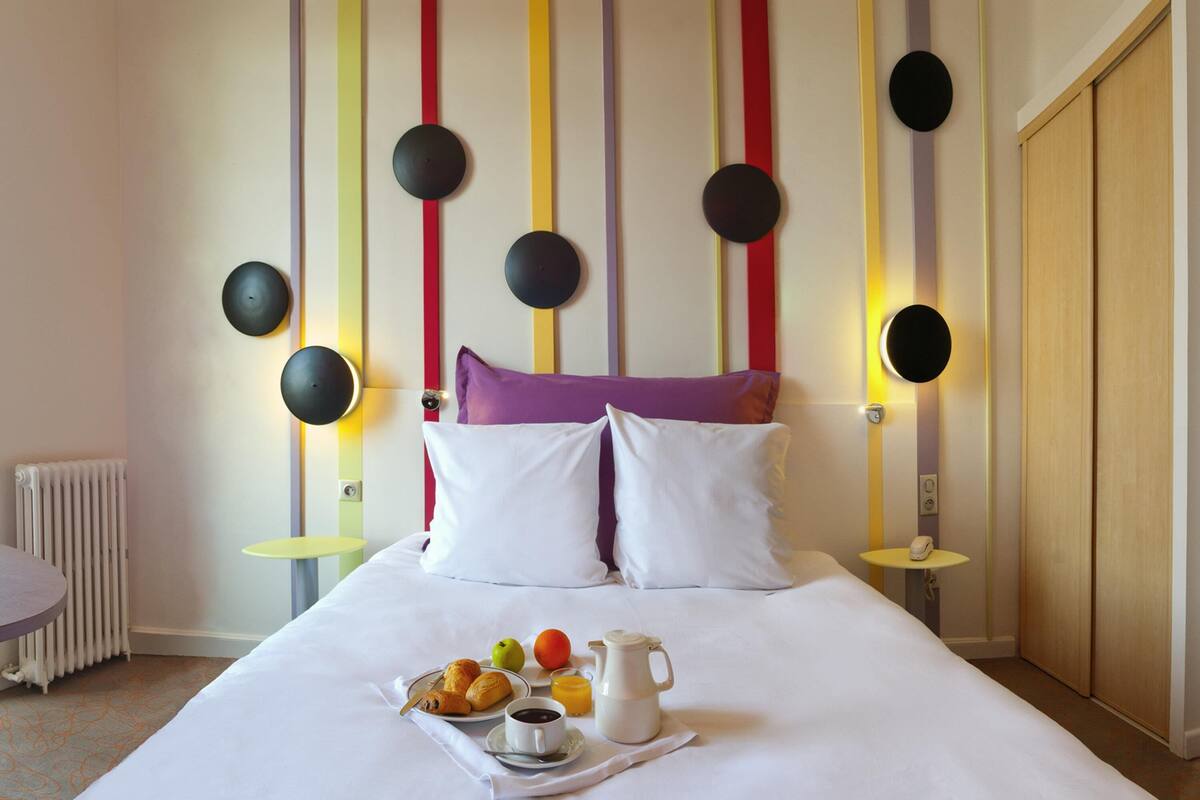 laptop workspace, blackout curtains, soundproofing, free wifi