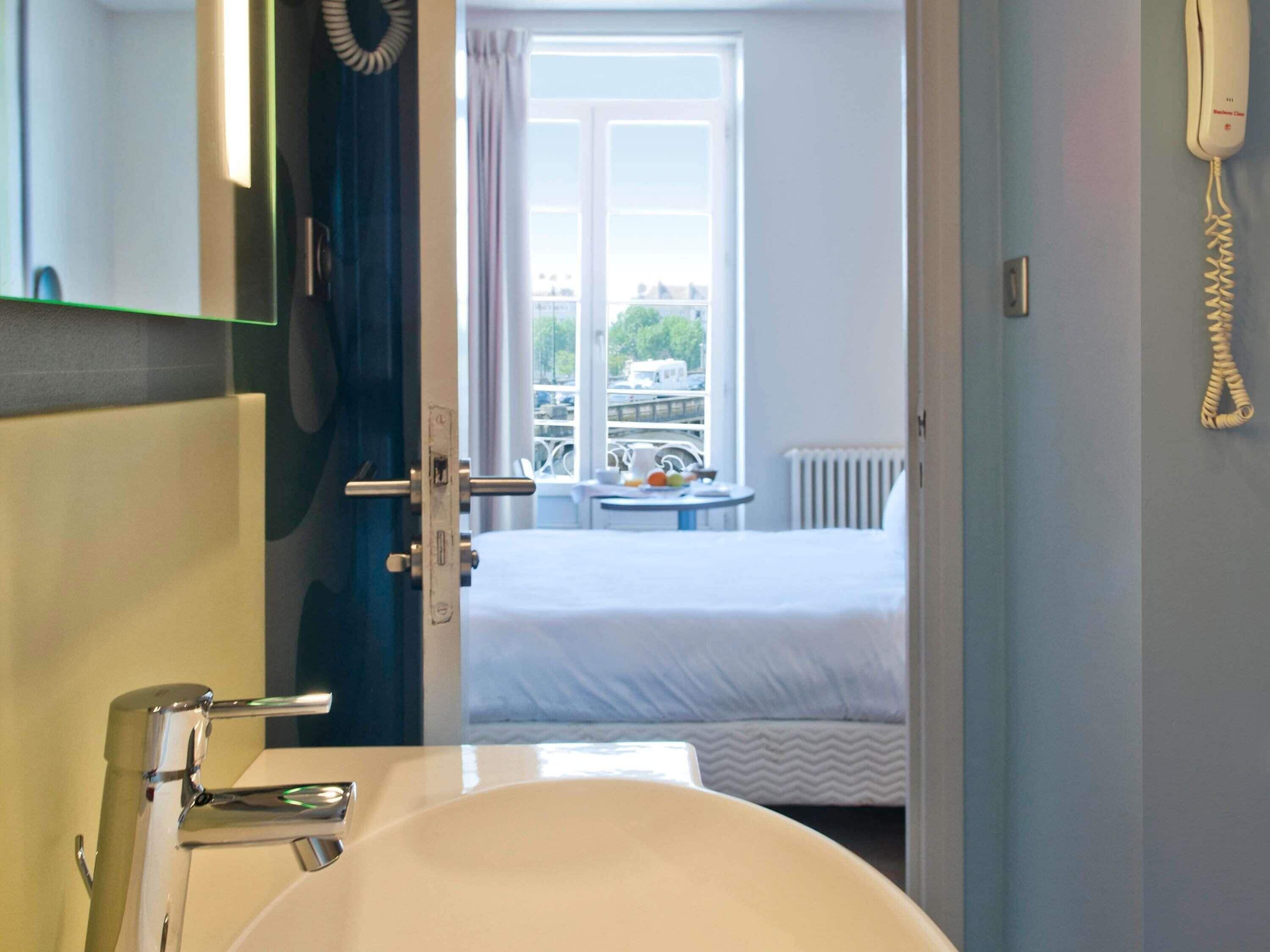Standard Room, 1 Double Bed | Laptop workspace, blackout drapes, soundproofing, free WiFi