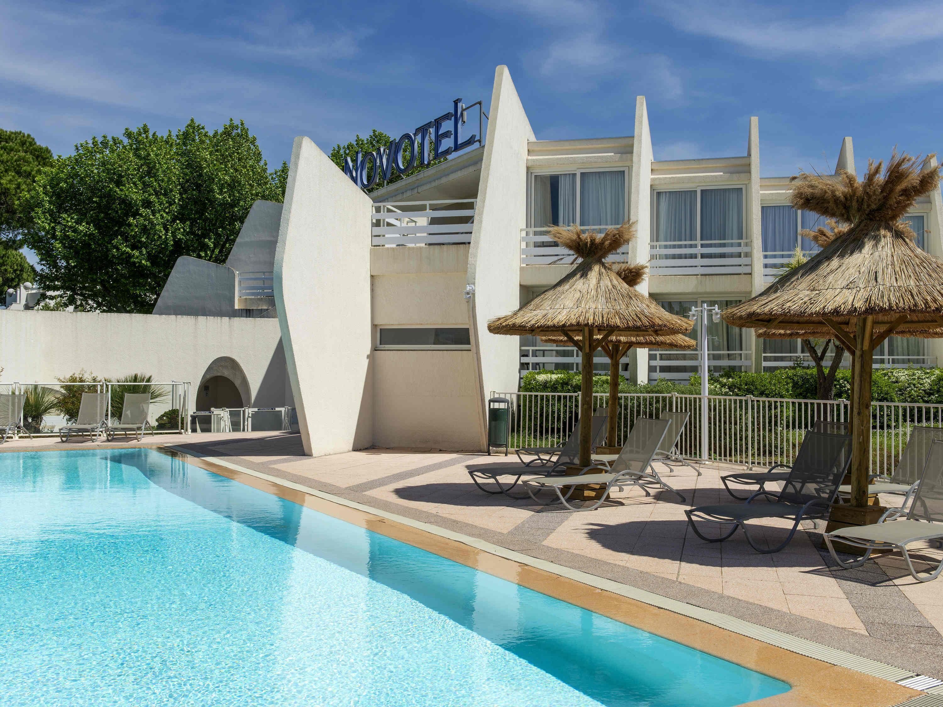 Alberca al aire libre por temporada y sombrillas en la alberca 