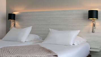 Chambre Familiale, plusieurs lits (Classic) | Coffres-forts dans les chambres, bureau, rideaux occultants