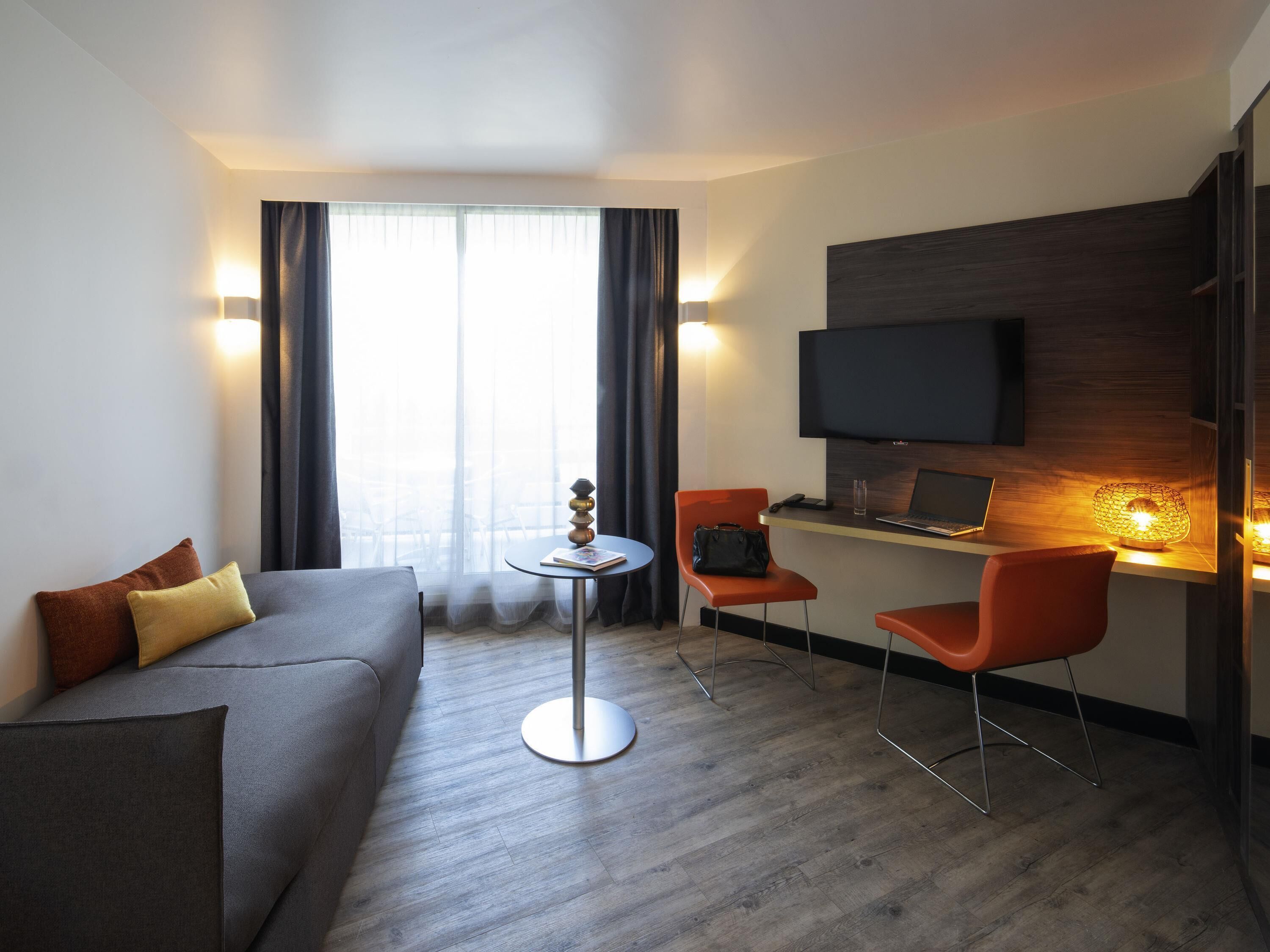 junior suite, 1 double bed | in-room safe, desk, blackout curtains, soundproofing