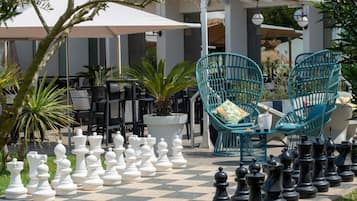 Petit déjeuner, déjeuner et dßner servis sur place, vue sur la piscine