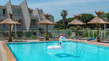 Piscina externa sazonal, funciona das 9h às 21h, guarda-sóis